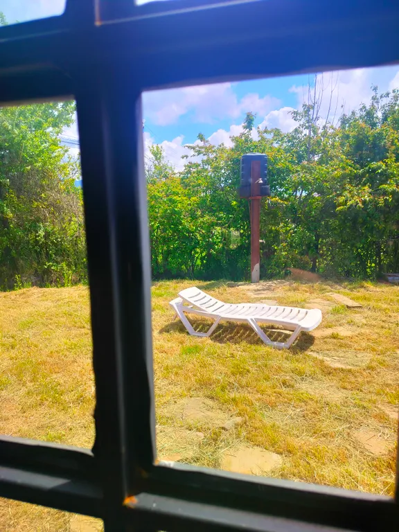 AirBed на веранде творческой дачи из морских контейнеров