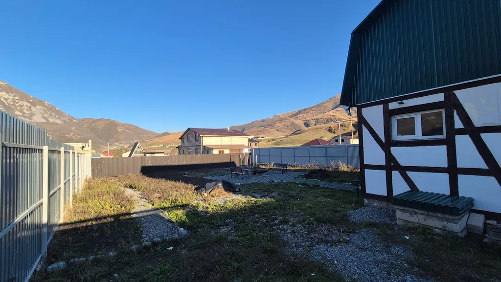 Домик с камином в горах