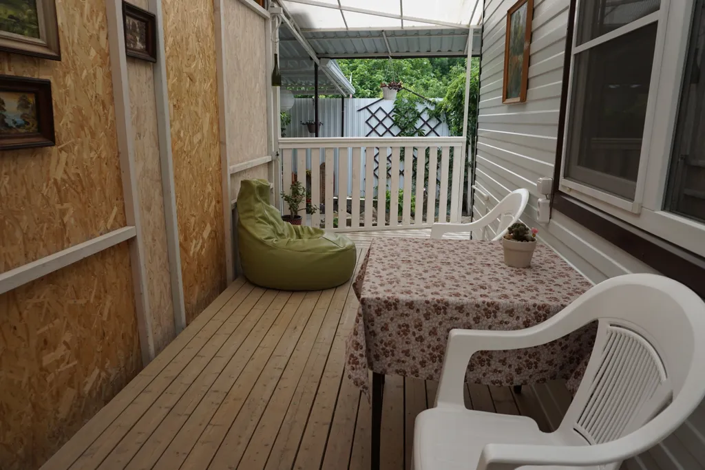 Домик с двуспальной кроватью и террасой