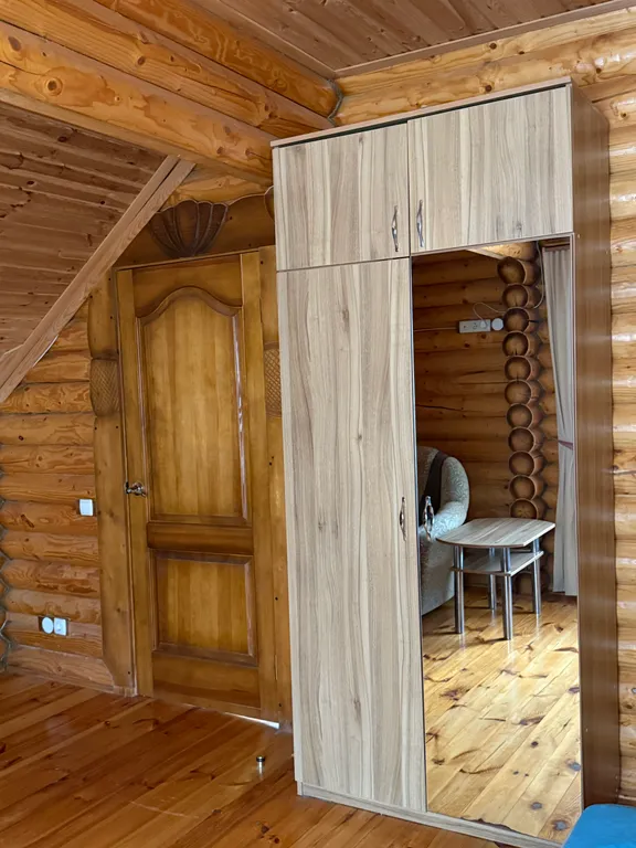 Деревянный домик возле моря