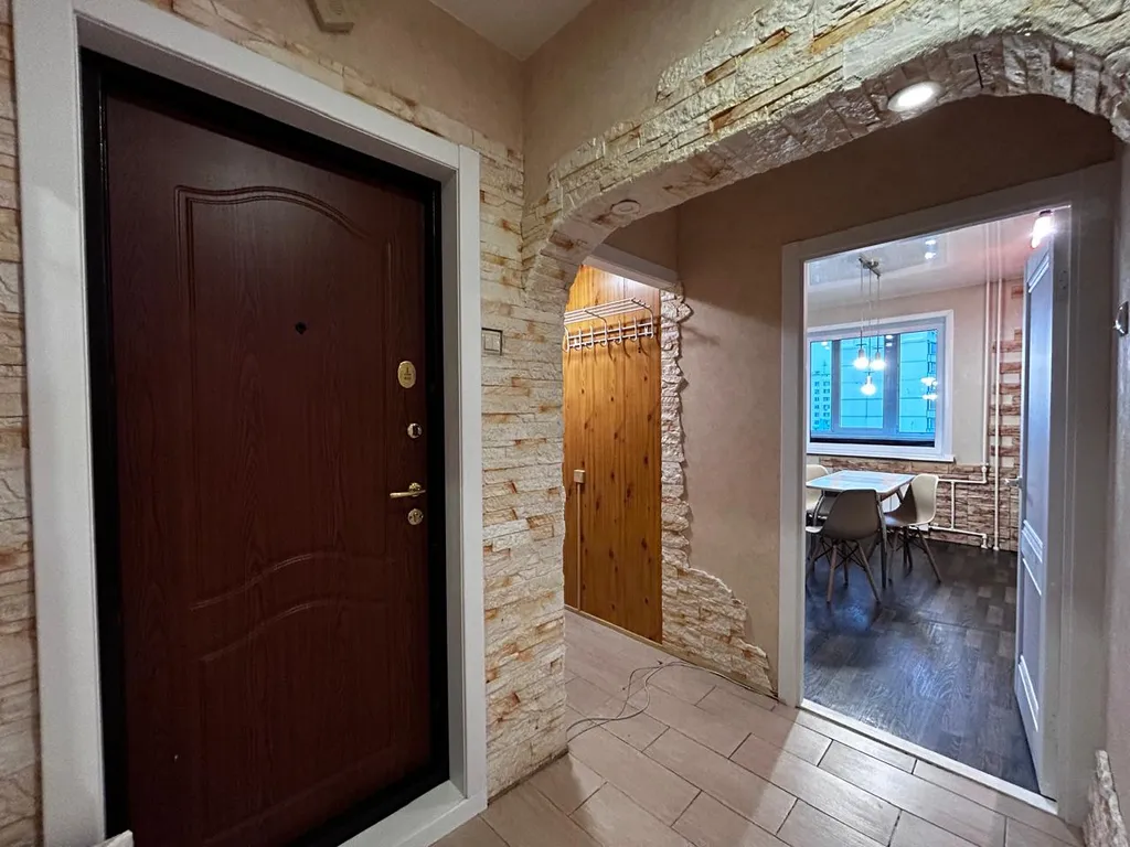 Современная трехкомнатная квартира с большой кухней