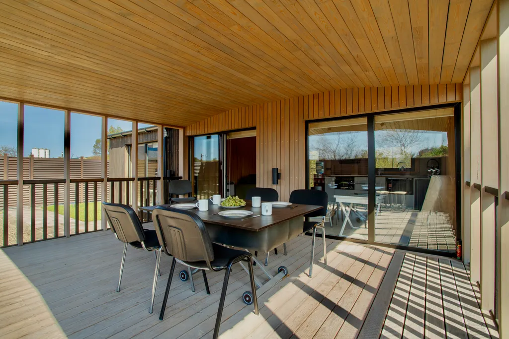 Уютный деревянный дом возле моря