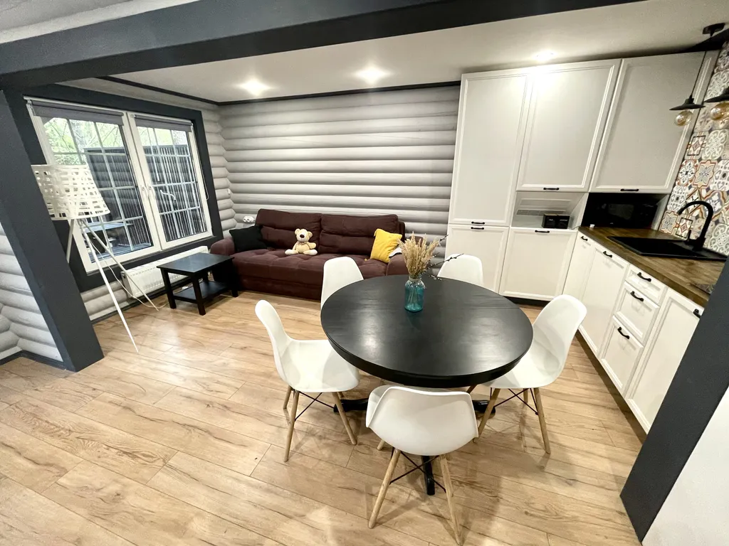 Уютный бревенчатый дом в сосновом бору