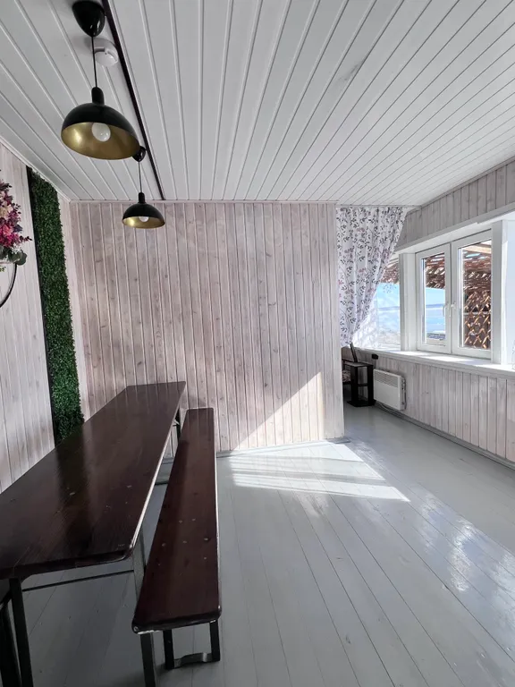 Уютный дом у реки с мангалом