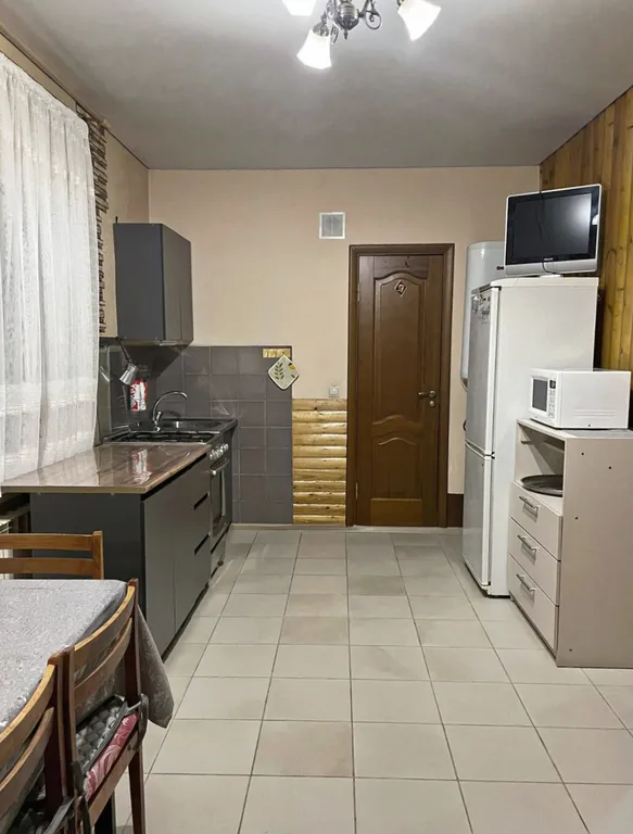 Дом у реки с видом на горы