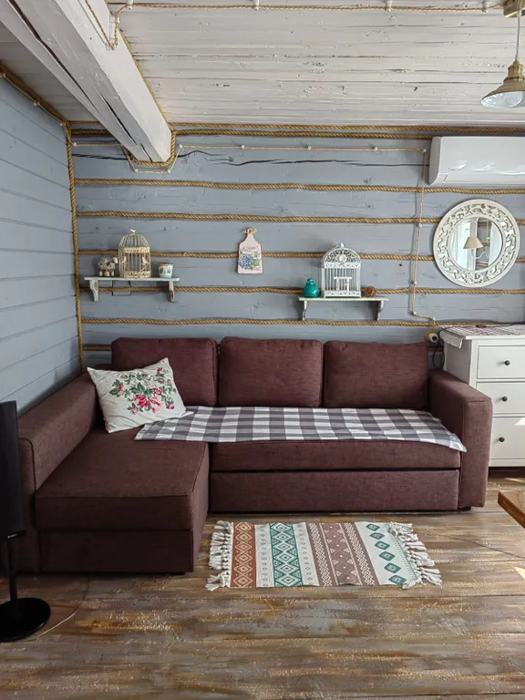 Красивый дом с камином на берегу живописной реки