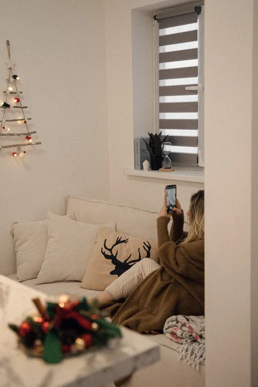 Дом рядом с лесом и прудом