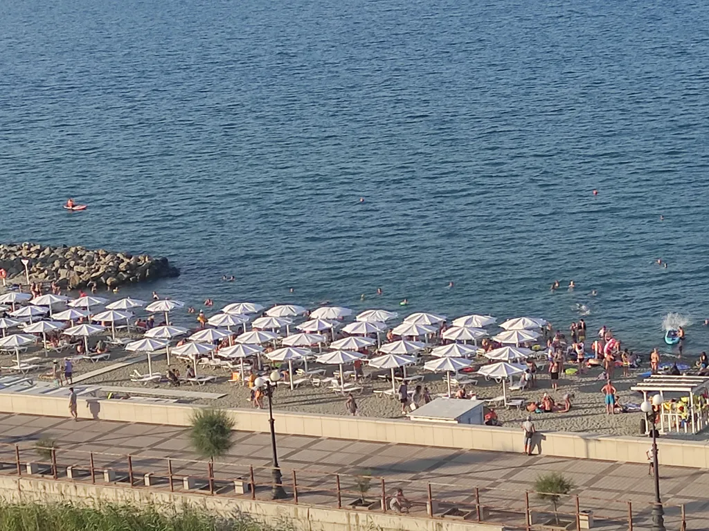 Новая евро-двушка с панорамным видом на море и пляж перед домом