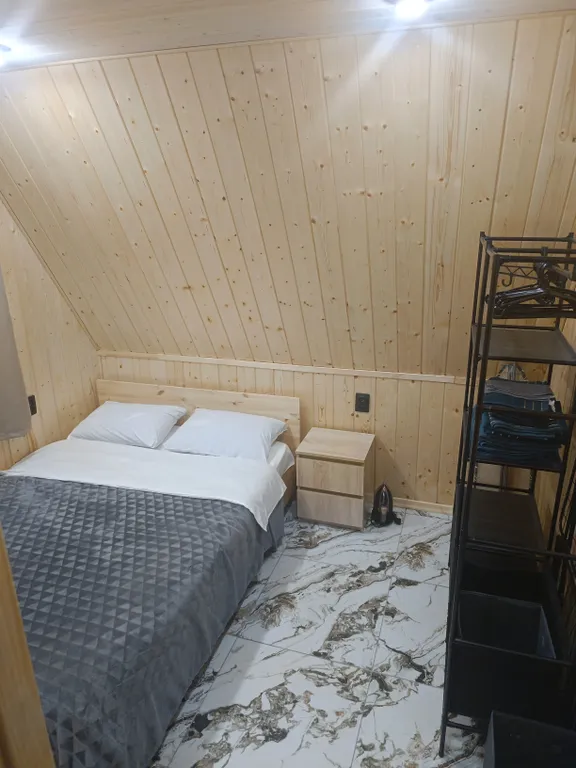 А-фрейм в лесу с баней из бревна липы и горячий чан