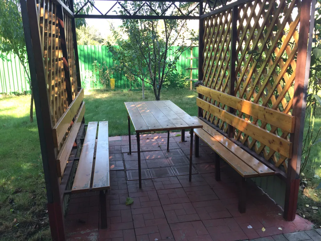 Уютный дом с бассейном, верандой и садом