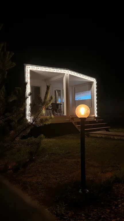 Уютный Белый дом у реки