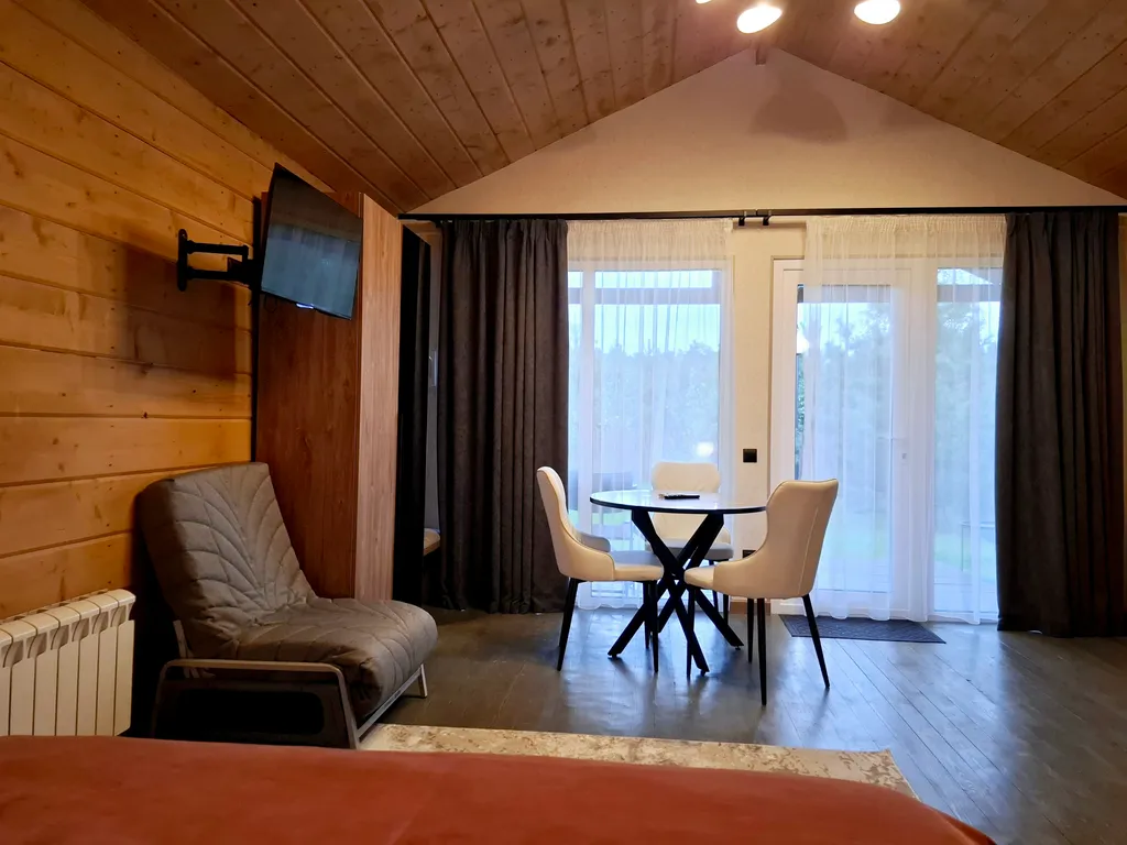 Коттедж в лесу у пруда