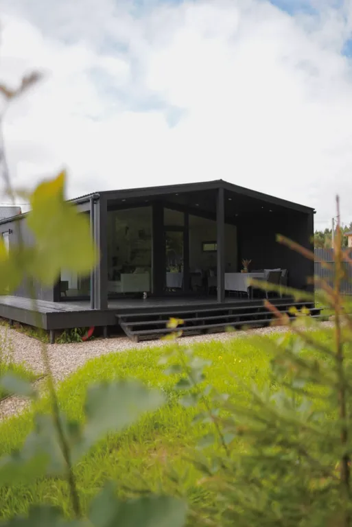 Домик на Новогодние праздники с панорамными окнами в лесу