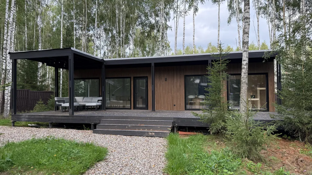 Панорамный дом в окружении леса с сауной