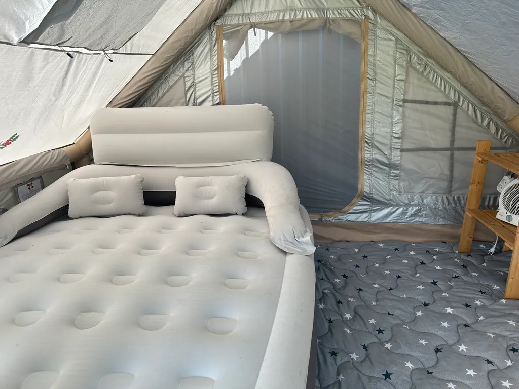 Уютная надувная палатка ждет вас на закрытой территории