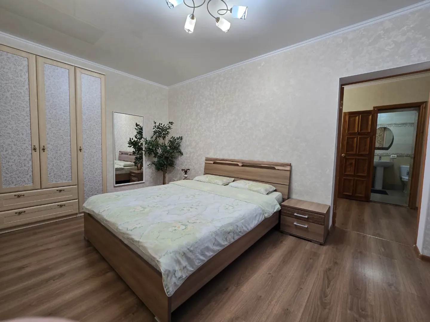 вид из спальни в ванную через гостиную