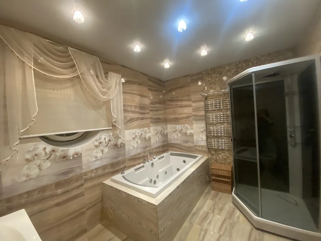 Дом с бассейном в лесу