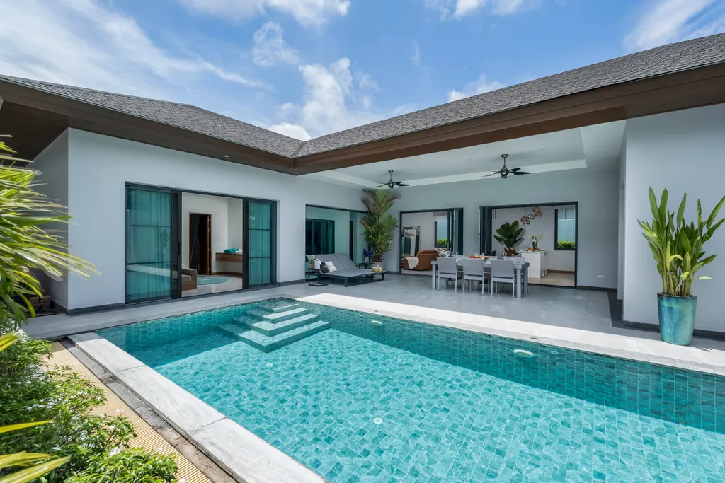 Новая вилла с бассейном, террасой и барбекю зоной, рядом с Боат авеню