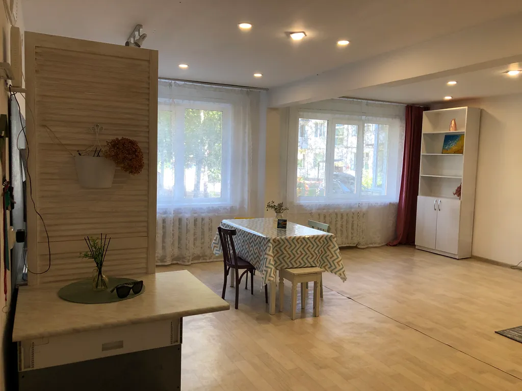 Просторная квартира для путешествия семьей на Алтай в центре города