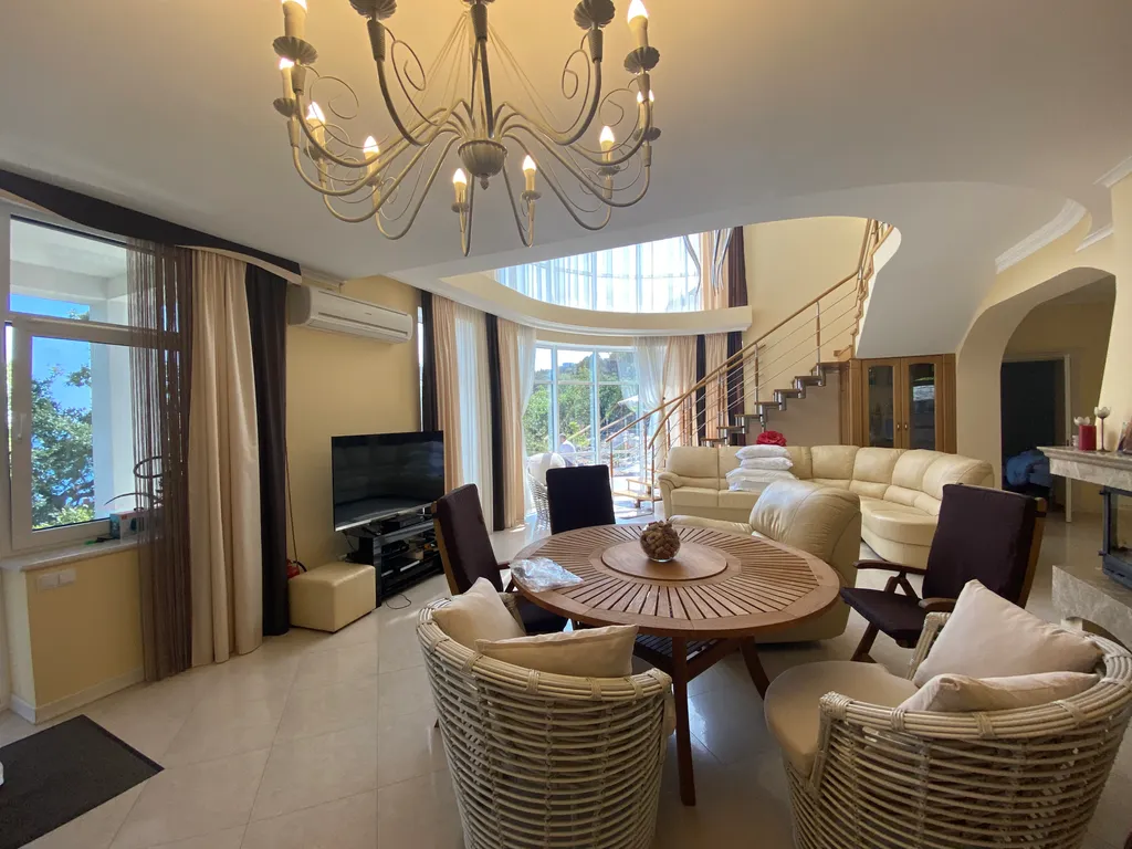 Вилла с панорамной баней и бассейном