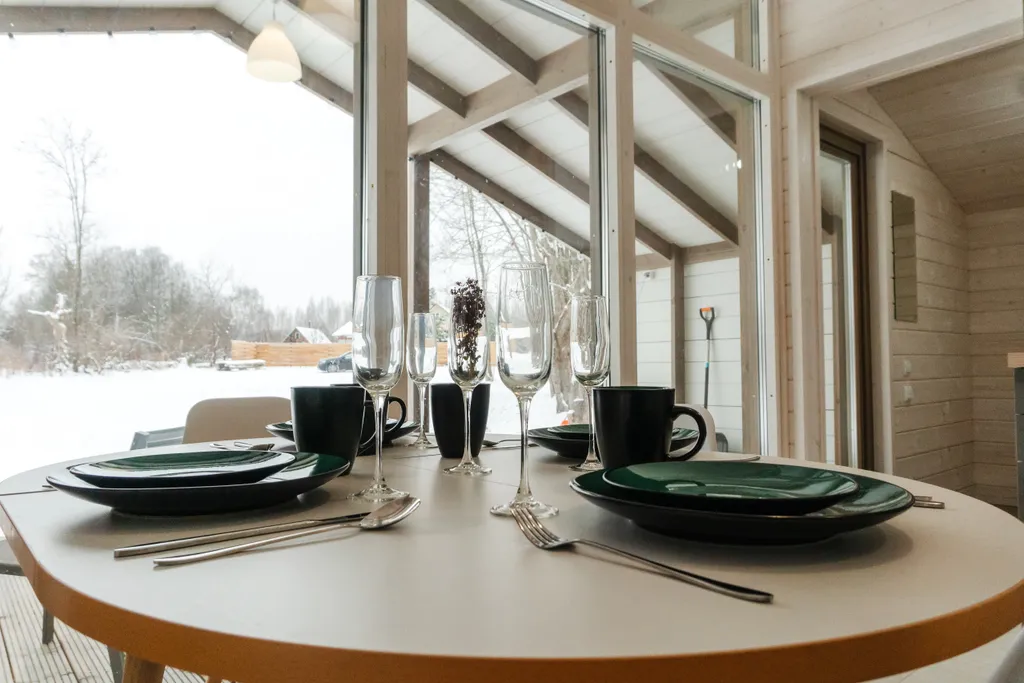 Дом с панорамными окнами в окружении леса