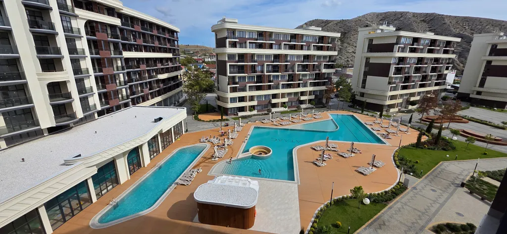 Роскошный двухкомнатный апартамент с видом на море в комплексе Атлас