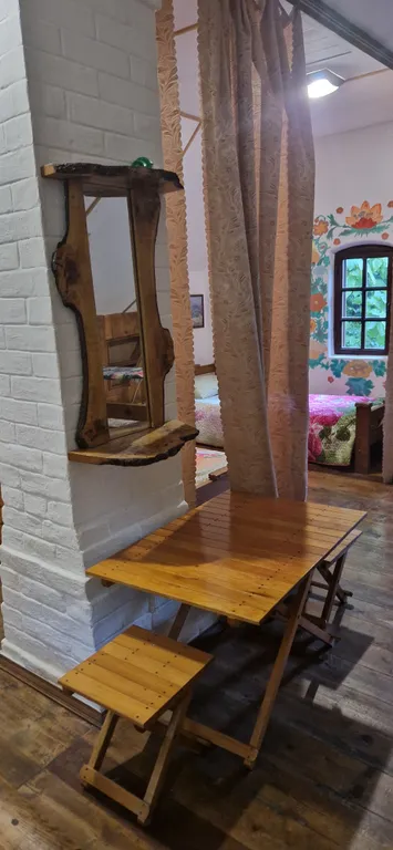 Двухэтажный дом с уютным двориком в окружении зелени