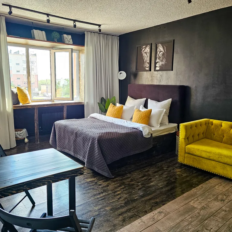 Студия с большой кроватью и ванной, кофемашиной и оплаченным кинотеатр