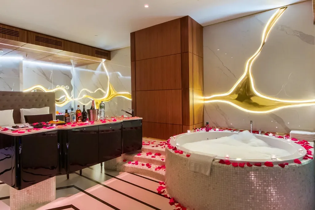 Уникальные апартаменты с панорамным джакузи и тропическим душем