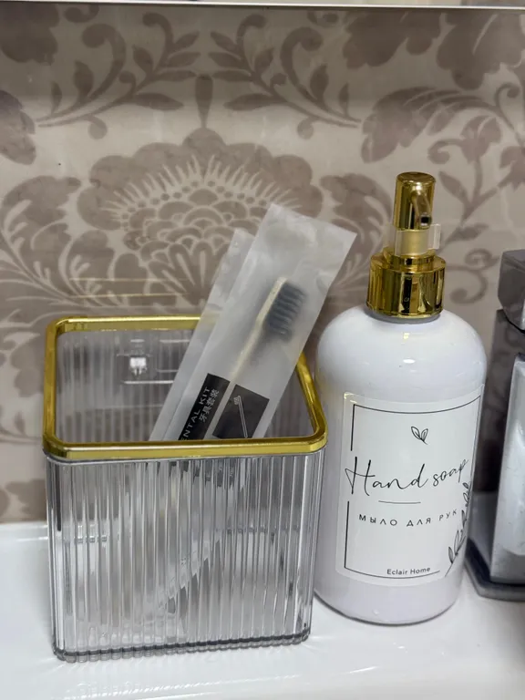 Новая квартира в центре города с видом на город и гору Змейку