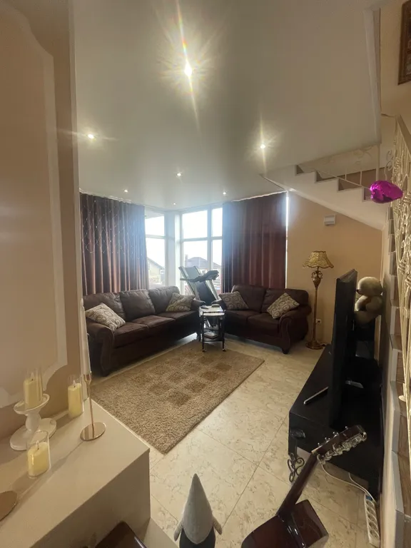 Уютный дом с бассейном и садом с видом на горы и море