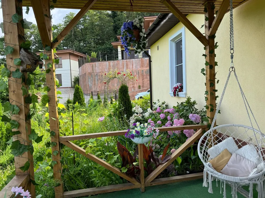 Просторный дом с райским садом на вершине холма с супер видами