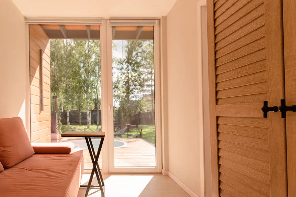 Коттедж Коттедж с панорамными окнами и террасой на крыше — Разметелево