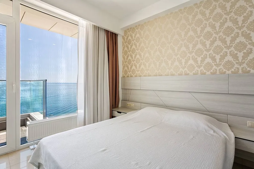 Светлая уютная квартира с видом на море, город и горы — аренда посуточно в Ялта