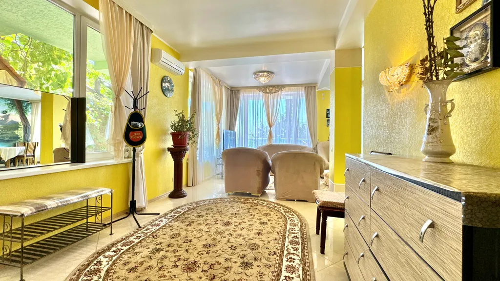 Дом с бассейном в Аутке