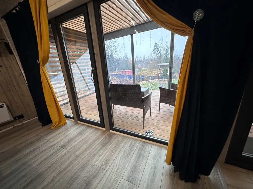 Коттедж Уютный современный дом в сосновом лесу у озера — Запорожское