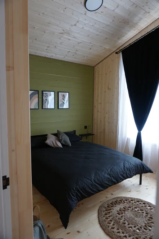 Дом с фурако на берегу реки