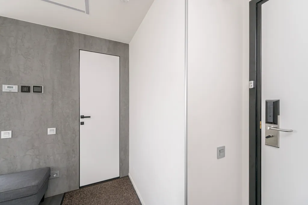 Двухуровневый апартамент на последнем этаже с видом на город и реку