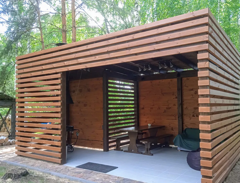 Дом с беседкой на берегу водохранилища