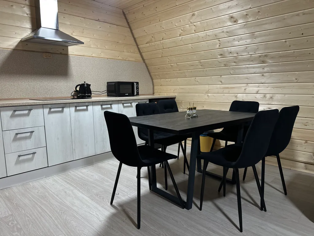 А-фрейм с видом на горы и лес