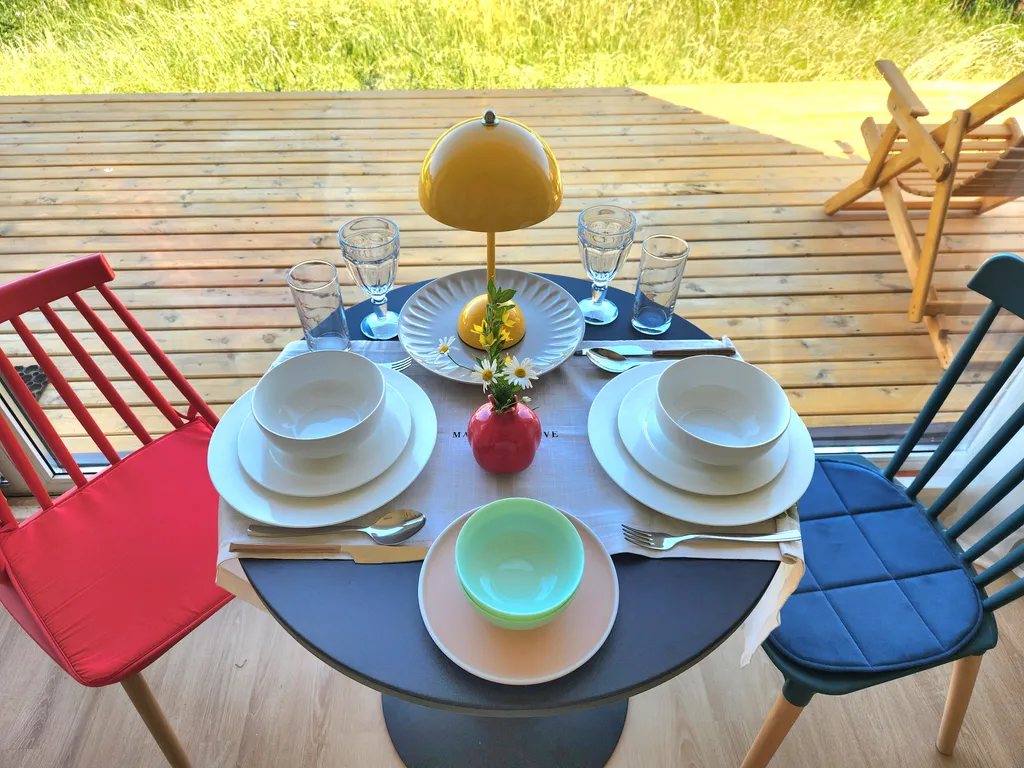 Дом с проектором и диваном