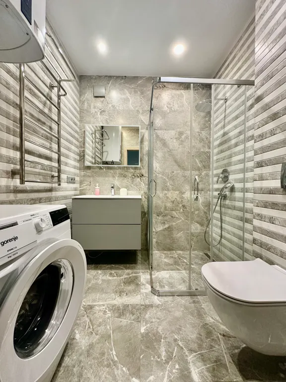 Студия с видом на море диваном и балконом