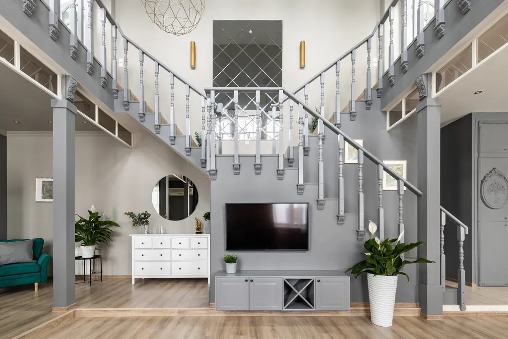 Атриум с распашной лестницей