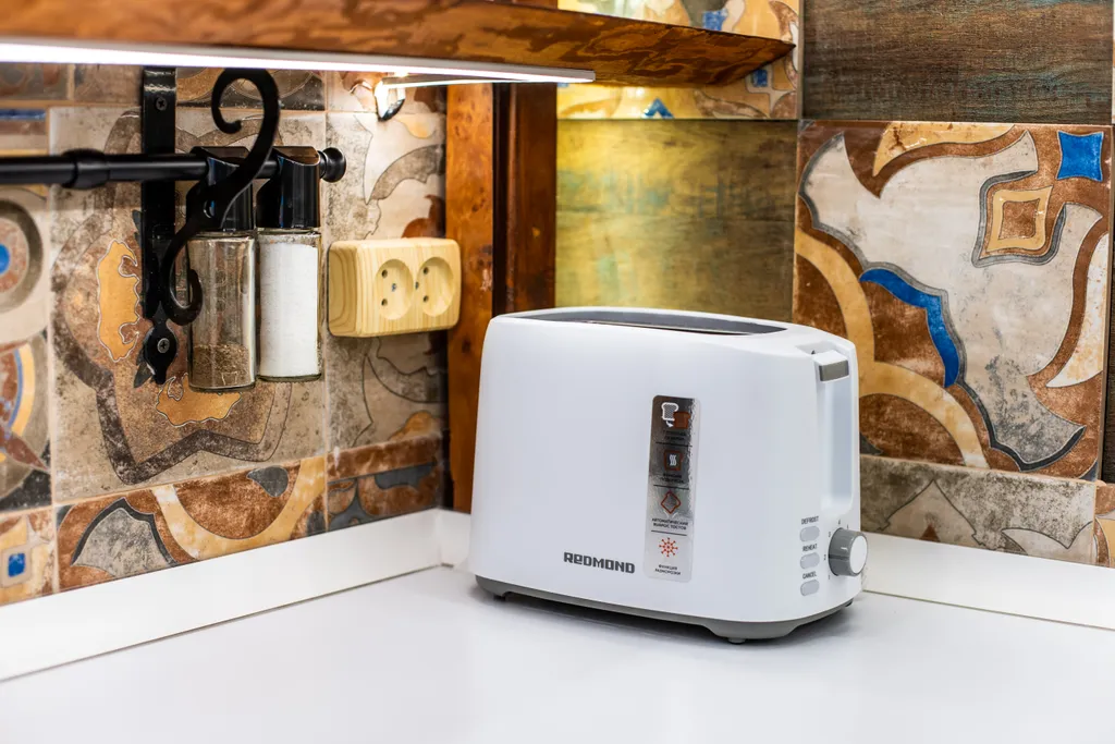 Романтическая студия с камином и балконом в старинном особняке