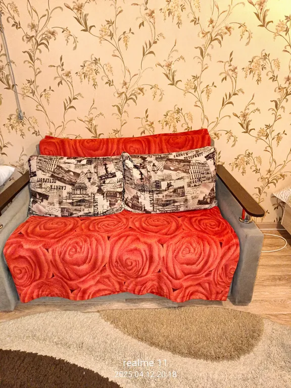 Сдаю однушку в новостройке - диван и кровать. Ждем вас.