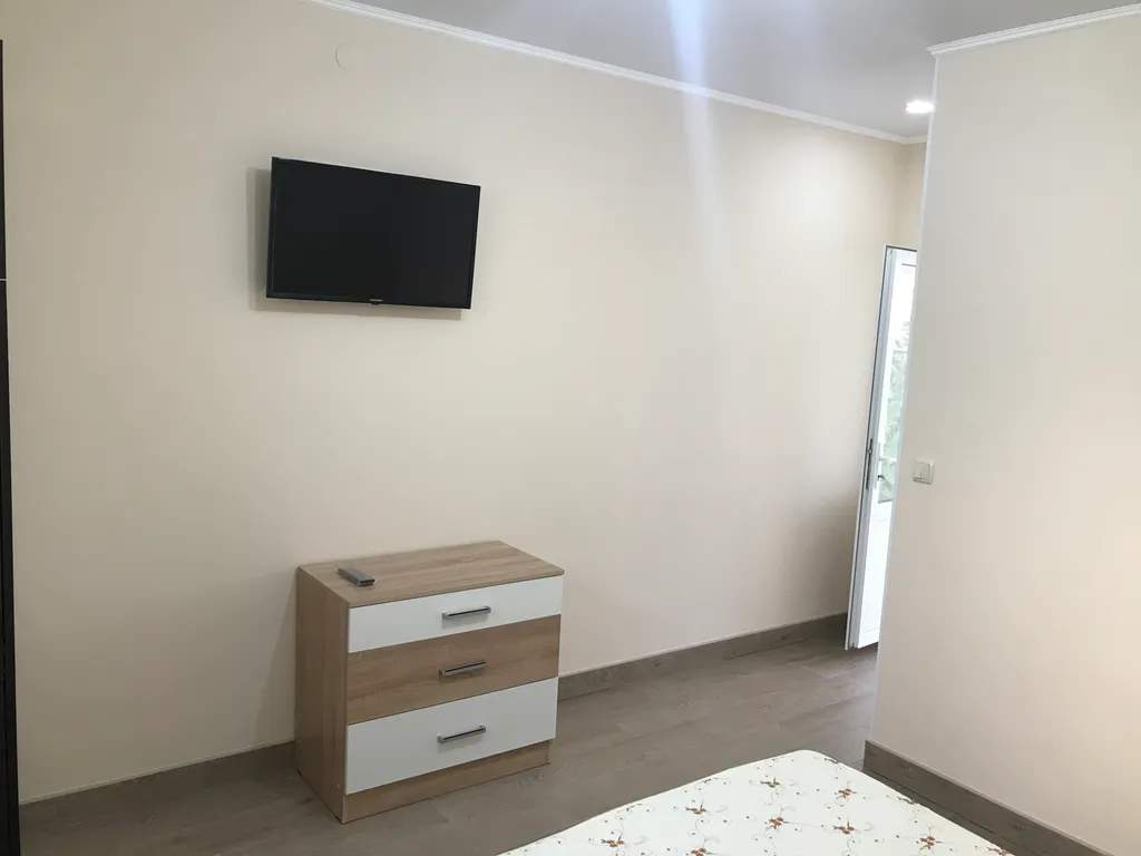 Индивидуальный номер на земле в уютном дворике