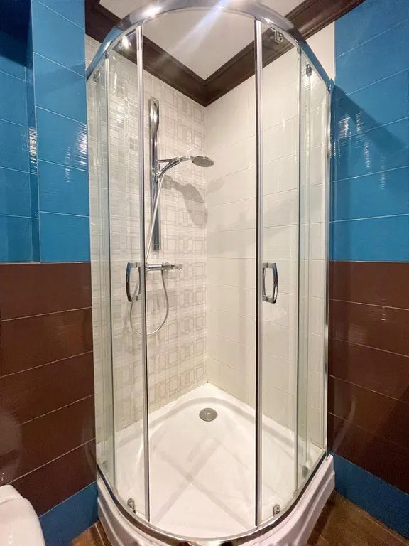 Уютный коттедж в городе со своим озером на территории