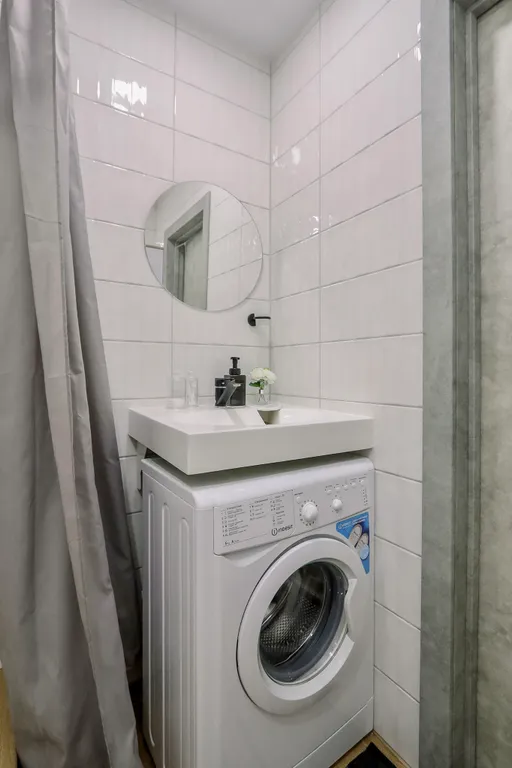 Очaровaтельнaя cтудия с уютными качелями на бaлконe