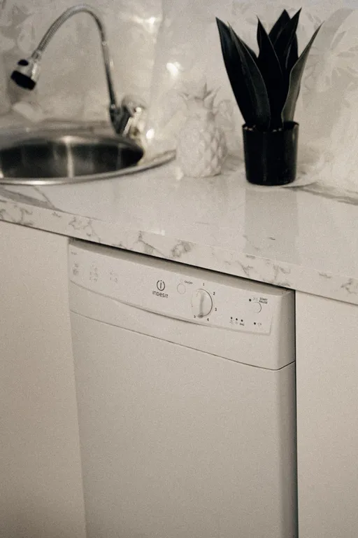 Дом рядом с лесом и прудом