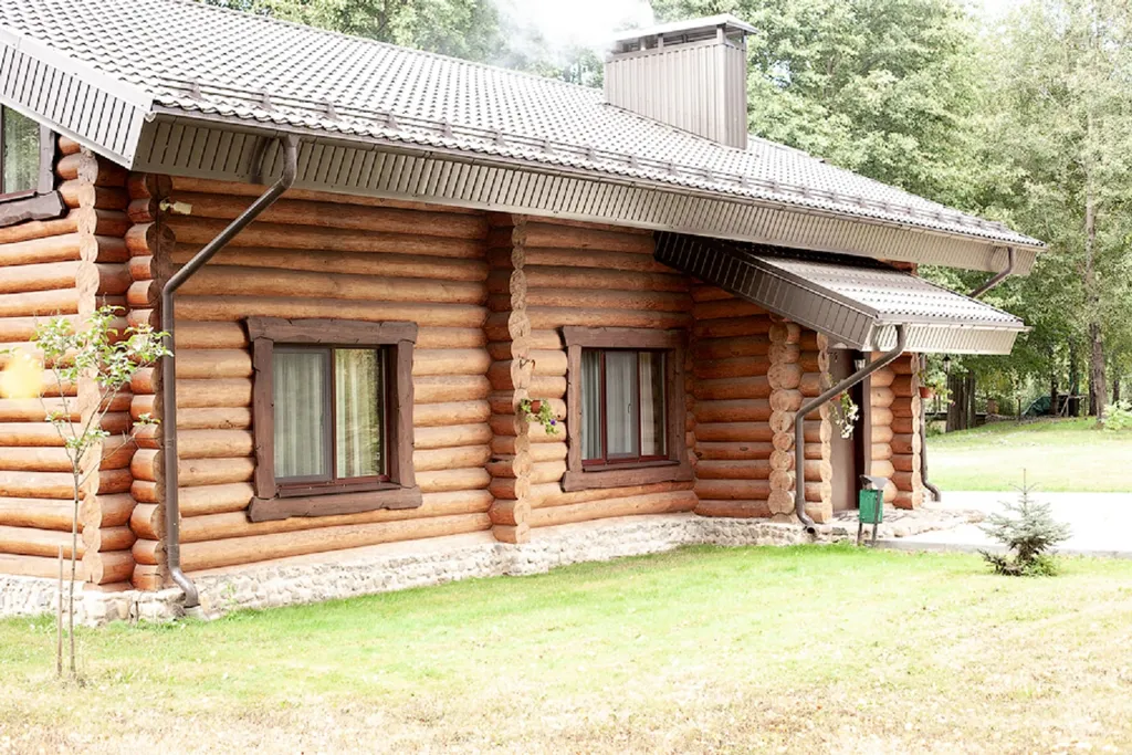 Деревянный дом у озера с сауной и бильярдом